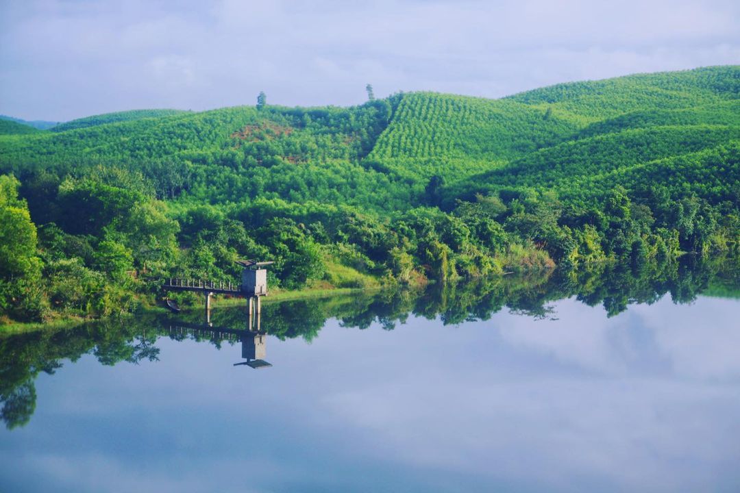 Hồ Sơn Thọ được ví như một thảo nguyên xanh mát.  Ảnh: @deuxdk.