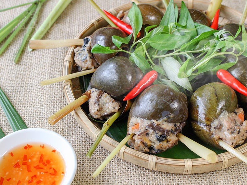 Ốc bươu nhồi thịt hấp sả là món ăn nổi tiếng ở Đà Lạt.