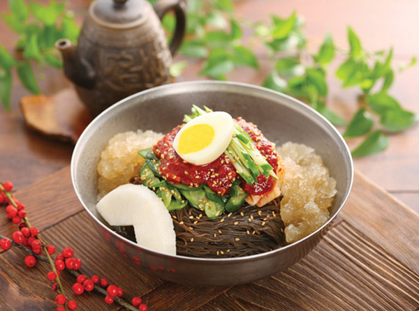 Bibimguksu là món mì trộn lạnh nổi tiếng của Hàn Quốc.