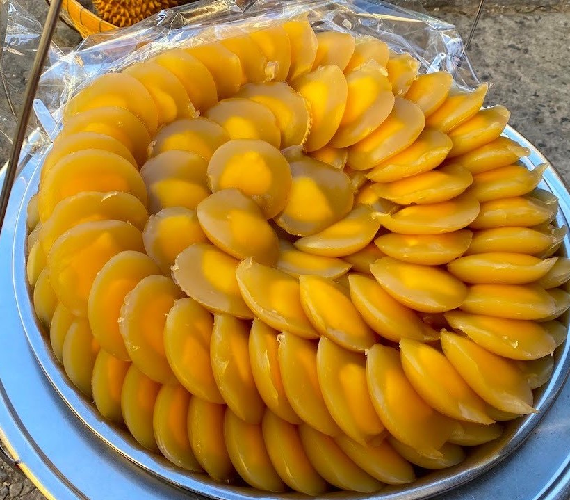 Món bánh cây dè độc lạ, cả chợ Châu Đốc chỉ có duy nhất một người bán
