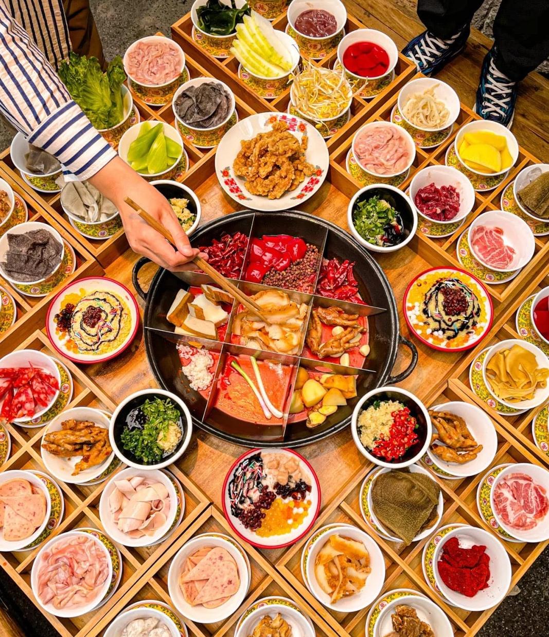 Một bàn ăn thường gồm có 48 món đồ nhúng khác nhau.