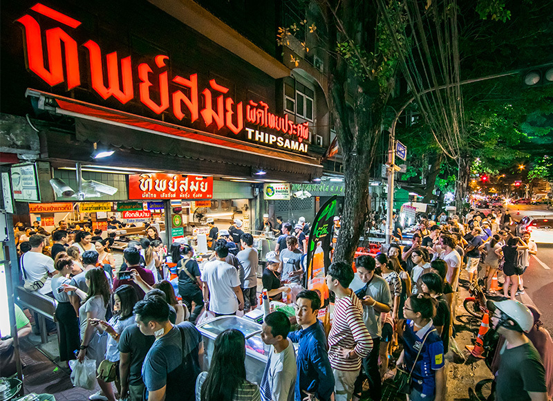 Thực khách đứng xếp hàng tại một nhà hàng Pad Thái nổi tiếng ở Bangkok.