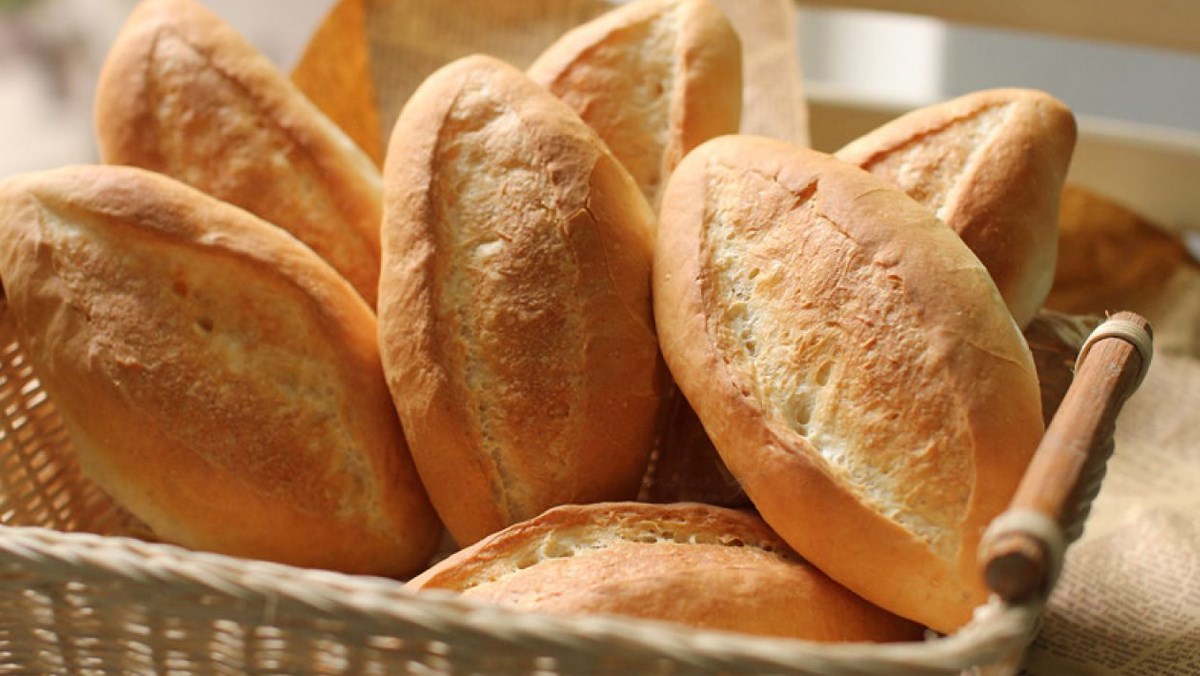 Bánh mì là một loại lương thực thực phẩm thiết yếu.