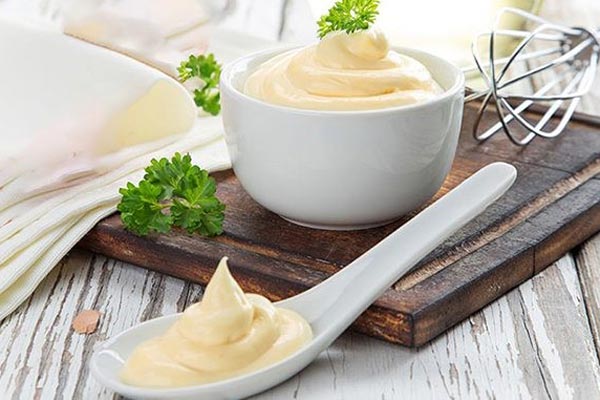 Sốt mayonnaise thích hợp với nhiều món ăn.