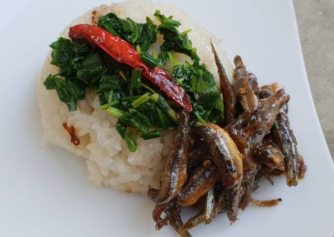 Xôi cá cơm đậm đà, thơm ngon và là món ăn sáng quen thuộc của người dân Nha Trang.