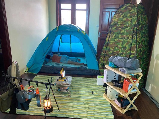 Ban công nóng quá thì dựng lều ngay trong phòng để hưởng gió điều hòa. Ảnh: Nguyễn Văn An.