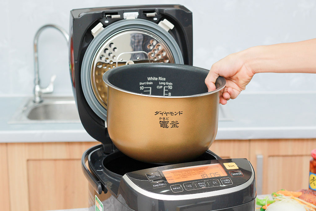 Nấu cơm bằng nồi cơm điện giúp tiết kiệm thời gian và công sức.