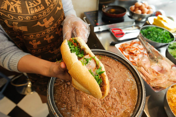 Bánh mì pate là món ăn sáng phổ biến tại Việt Nam.