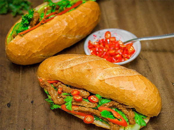 Cách làm bánh mì chả cá Nha Trang với nước sốt thơm ngon, đậm đà ngay tại nhà.