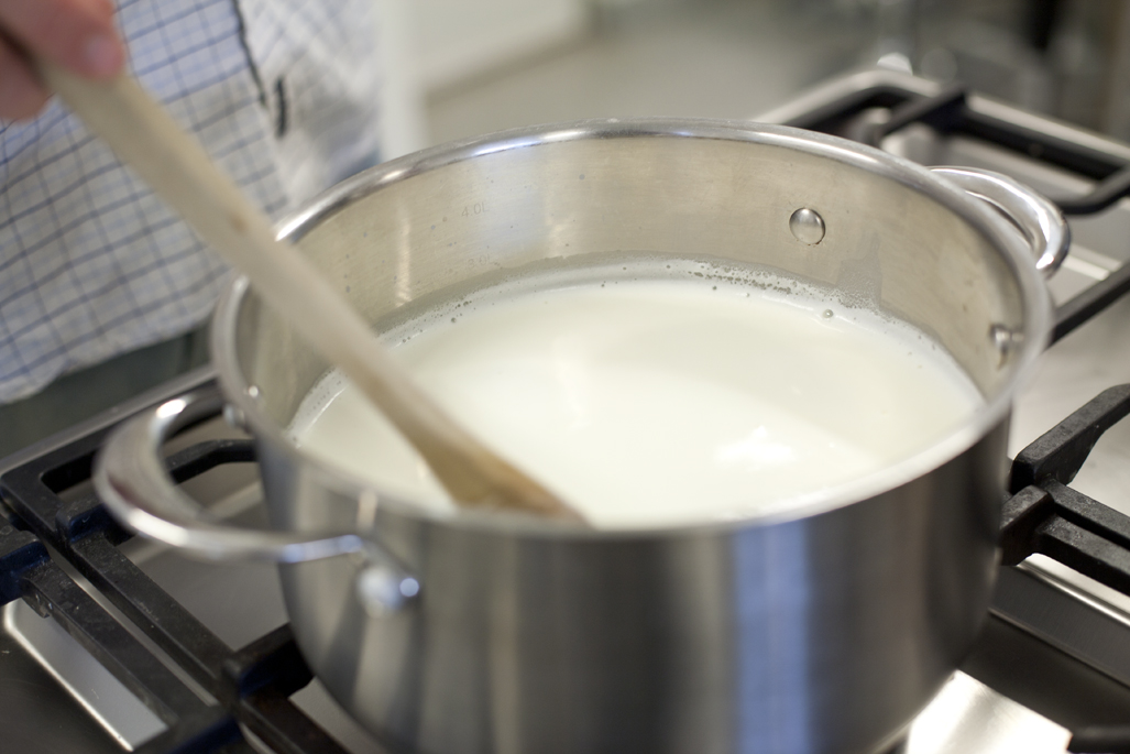 Nấu hỗn hợp sữa tươi đến khi sánh mịn.