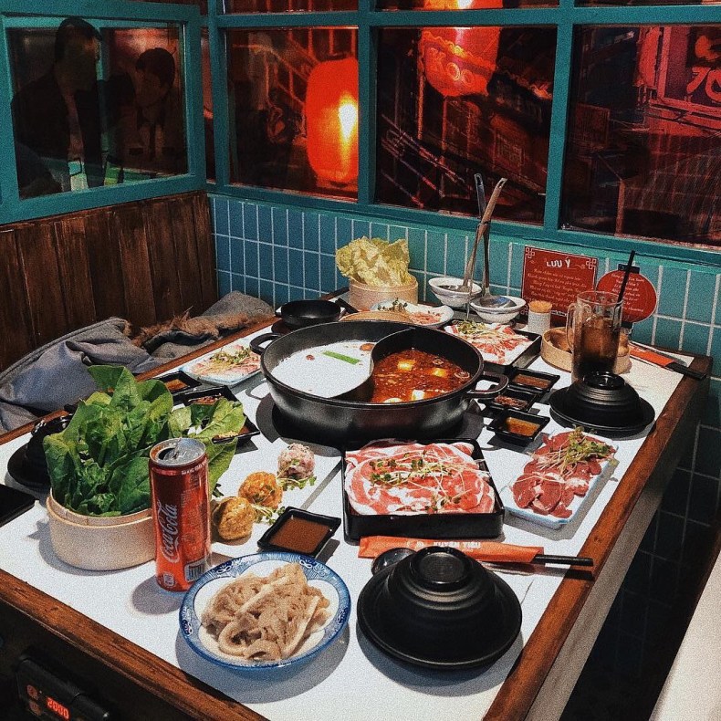 Lẩu HongKong là một trong những nét chấm phá mới lạ trong nền ẩm thực Đà Lạt. Thời tiết se lạnh mà được ngồi quây quần bên nhau và nhúng lẩu thì sướng hết ý.