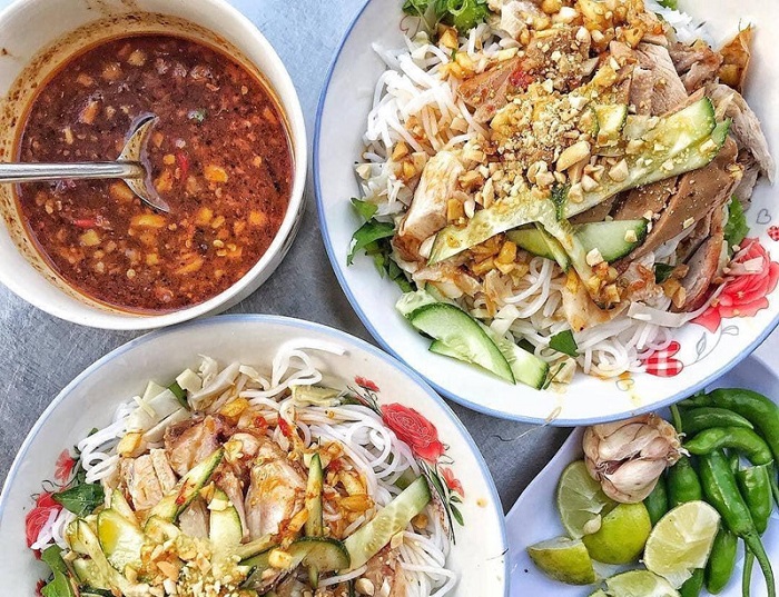 Bún mắm nêm là món ăn đặc sản không nên bỏ qua khi đến Đà Nẵng.
