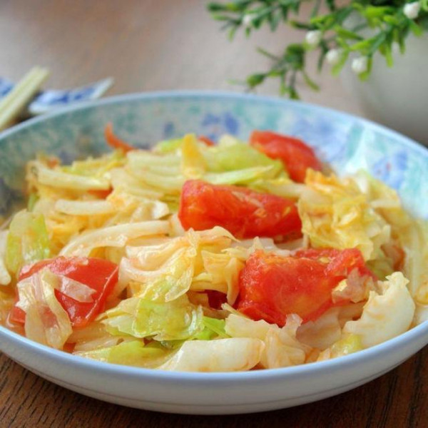 Nếu ăn kiêng, bạn có thể sử dụng dầu ăn kiêng và nước lọc để xào cà chua và bắp cải.