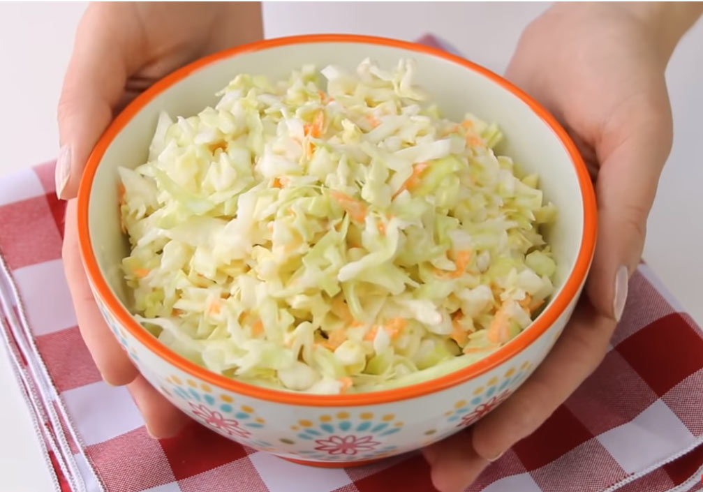 Salad bắp cải có thể trộn cùng sốt rau củ, sốt mayonnaise, sốt mè rang...