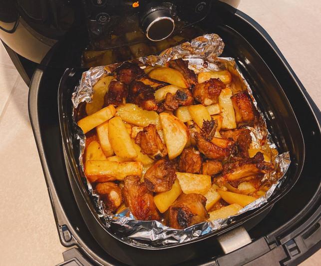 Có thể nướng sườn chung với khoai tây để món ăn hấp dẫn hơn.