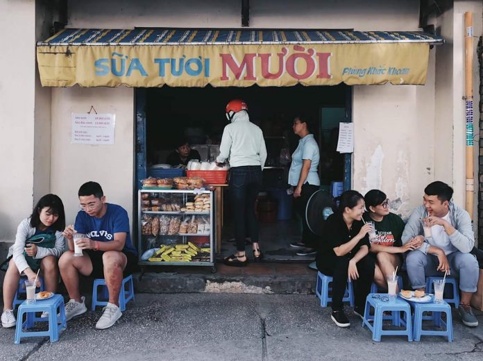 Người ta ghé tiệm không phải chỉ để ăn sáng mà còn để tìm kiếm chút dân dã giữa Sài Gòn hoa lệ.