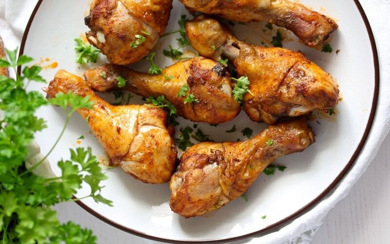Bạn nên khứa nhẹ vào đường trên đùi gà để thịt ngấm gia vị nhanh hơn.