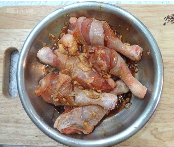 Cách làm đùi gà chiên nước mắm đơn giản, da giòn đậm đà nhưng thịt không bị khô - Ảnh 3