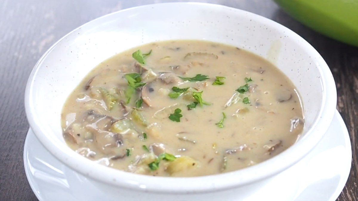 Cách nấu súp nấm cần tây thơm ngon, đổi vị cho ngày cuối tuần.
