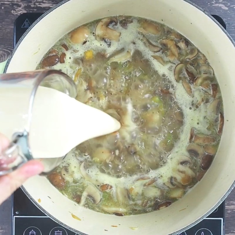Cách nấu súp nấm cần tây thơm ngon, đổi vị cho ngày cuối tuần - Ảnh 3