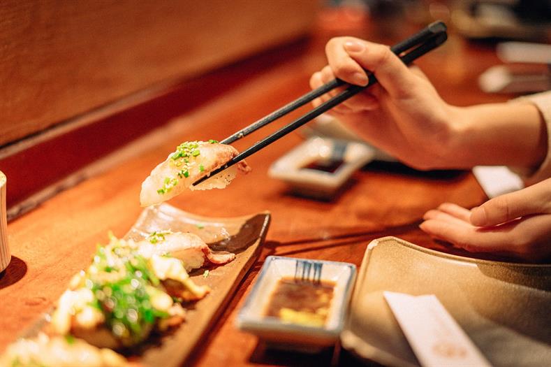 Những quy tắc trên bàn ăn của người Nhật phải biết để không bị dính ồn ào như Khoa Pug - Ảnh 4
