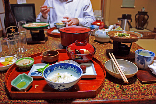Những quy tắc trên bàn ăn của người Nhật phải biết để không bị dính ồn ào như Khoa Pug - Ảnh 5