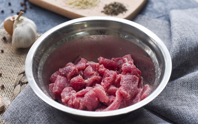 Đừng ướp mắm muối, đây là mẹo ướp thịt bò ngon chuẩn chỉnh để thịt mềm ngọt như đầu bếp nấu