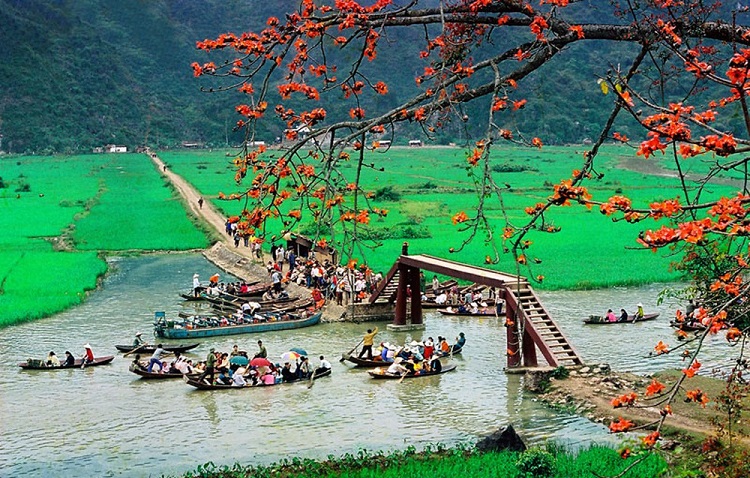 Đi thuyền vãn cảnh trong lễ hội chùa Hương.