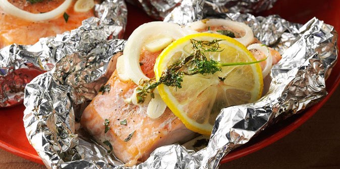 Cách làm cá hồi nướng giấy bạc bằng nồi chiên không dầu, dù vụng mấy cũng làm được
