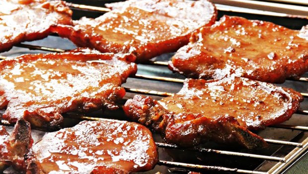 3 cách ướp sườn cốt lết nướng thơm lừng, thịt mềm và không bị khô