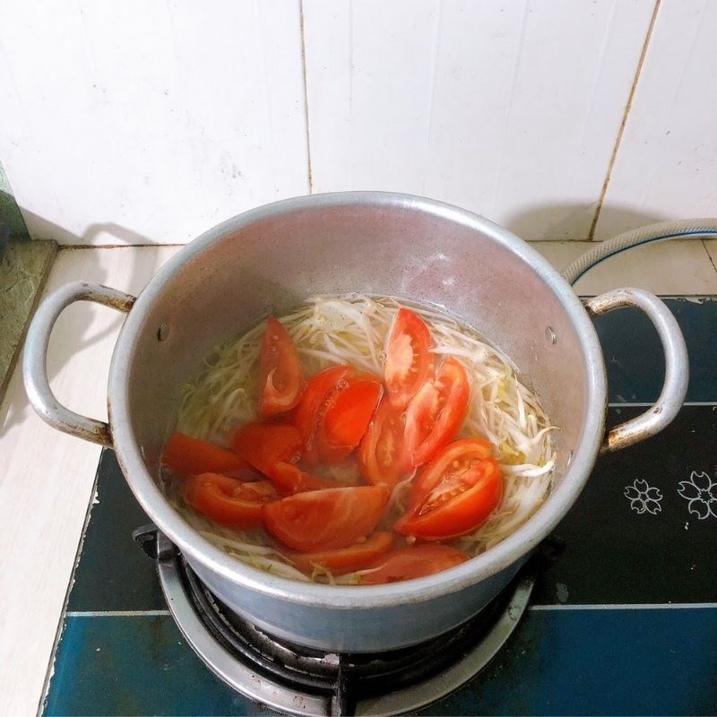 Cách nấu canh giá đỗ cà chua thanh đạm, dù ngày hè hay ngày đông ăn đều hợp  - Ảnh 3