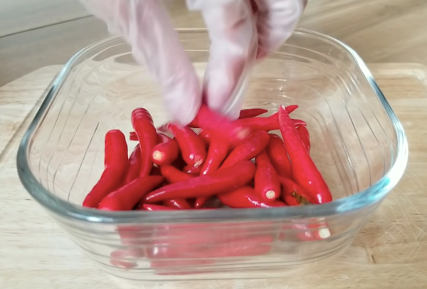 Bảo quản ớt trong ngăn đá sẽ giúp ớt tươi lâu hơn.