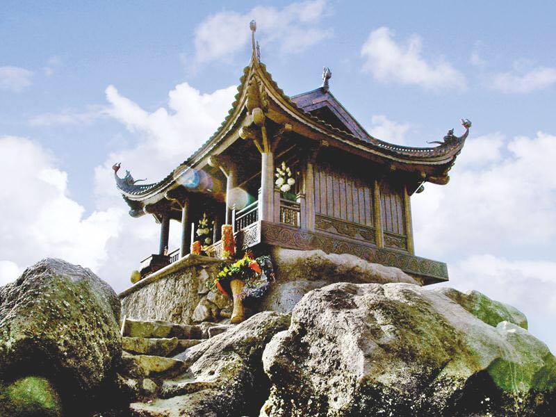Chùa Đồng nằm trên đỉnh núi, cách 1.068m so với mực nước biển.