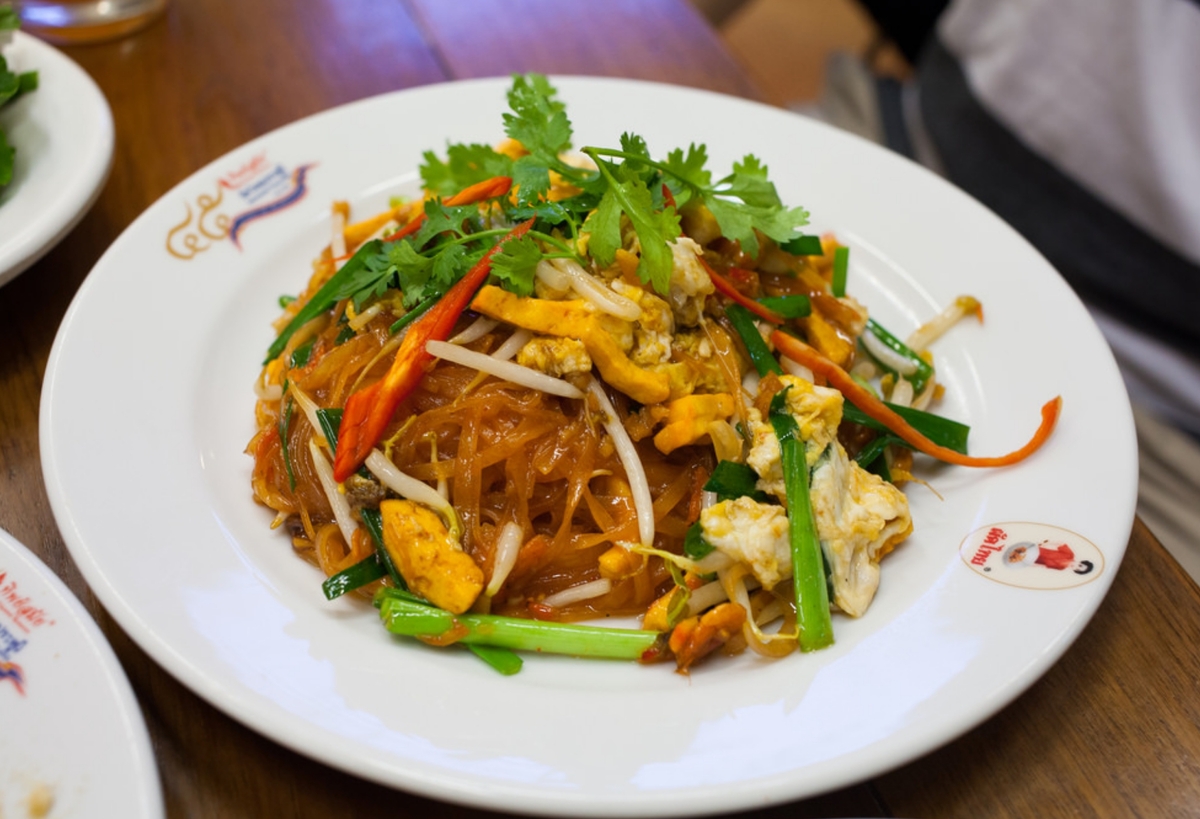 Món Pad Thái truyền thống với mì xào, trứng, đậu hũ và lá hẹ.