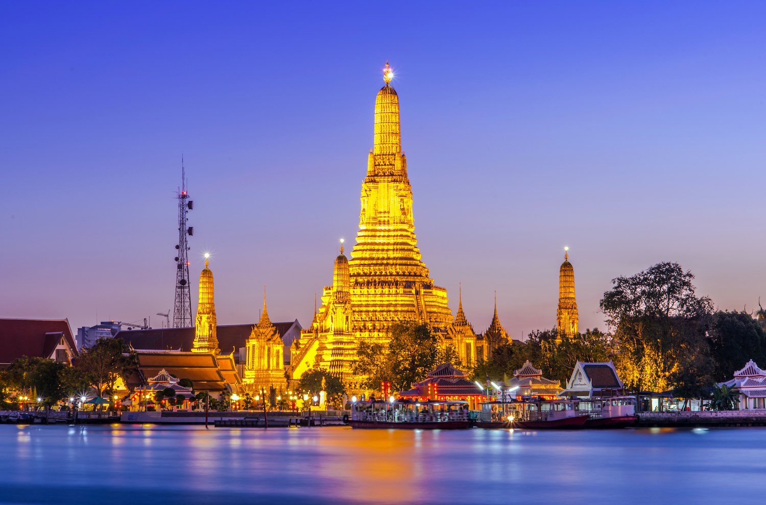 Du khách không nên bỏ qua những ngôi chùa có kiến trúc độc đáo khi đến Bangkok.