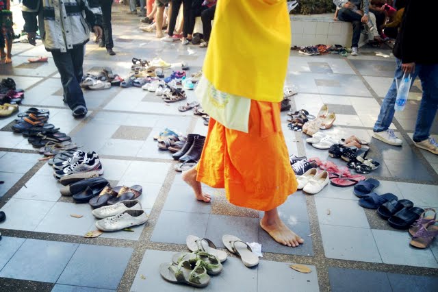 Bỏ giày dép trước khi vào chùa.