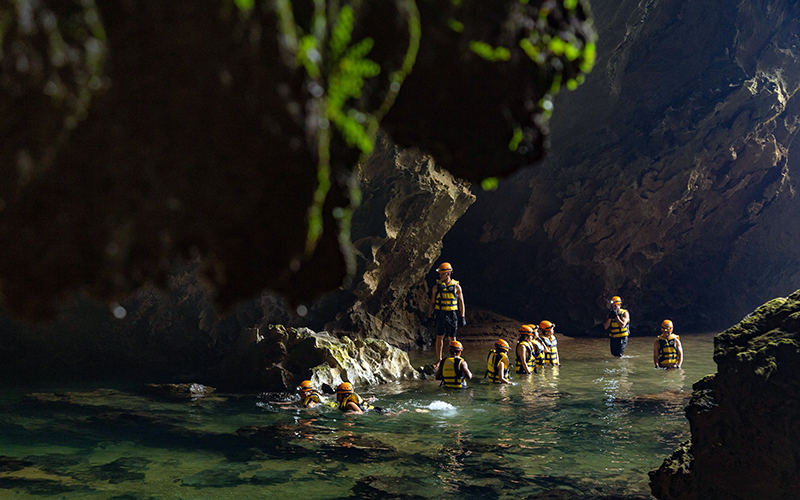 Trải nghiệm bơi lội trong hang động lớn nhất thế giới.
