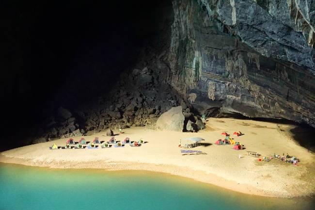 Chi phí tour khám phá hang Sơn Đoòng là khoảng 3.000 USD/ khách.