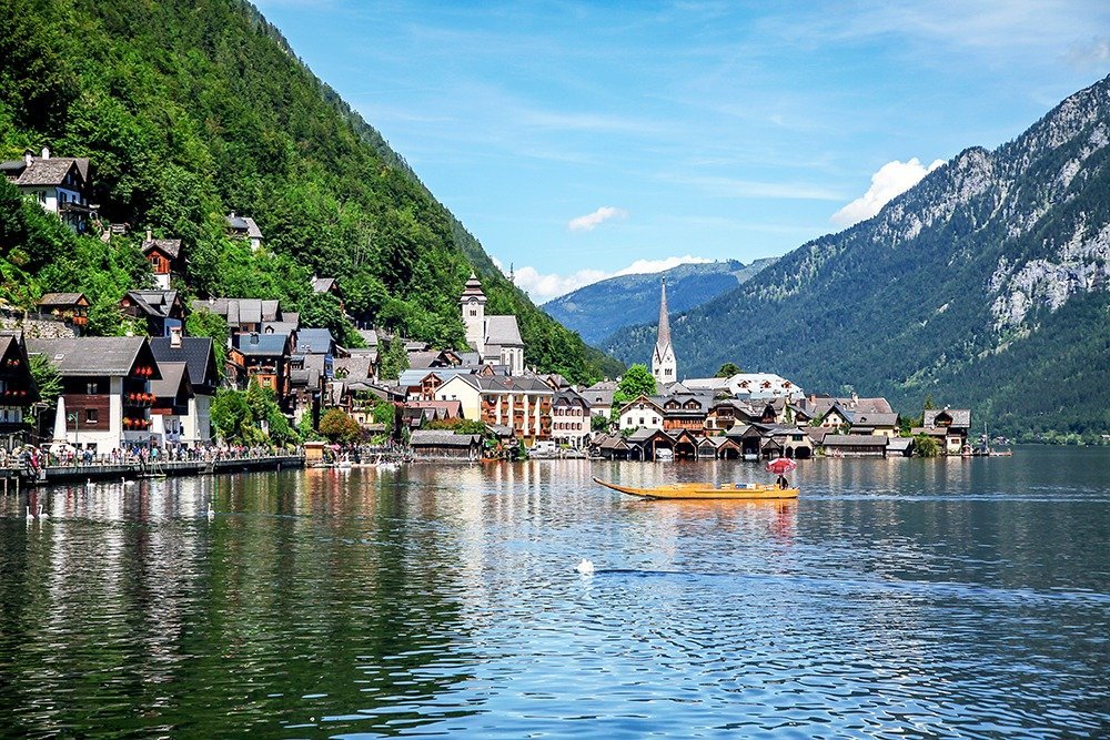 Hallstatt, ngôi làng đẹp như bước ra từ truyện cổ tích của Áo.