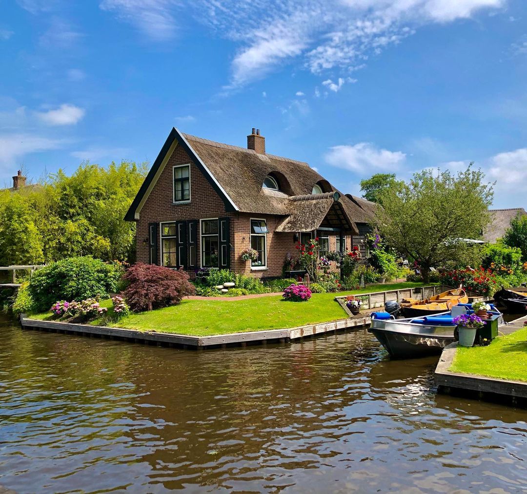 Phương tiện di chuyển chính của người dân Giethoorn là những chiếc thuyền nhỏ.