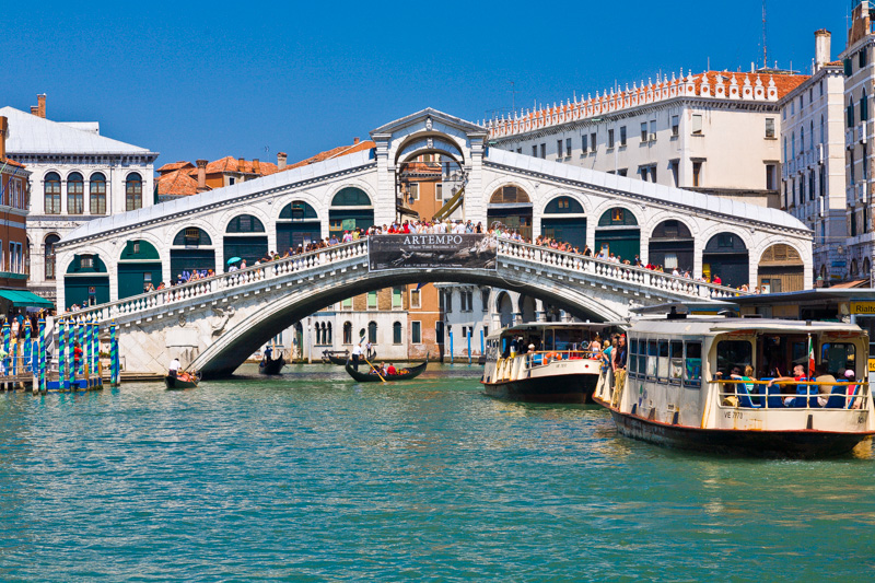 Rialto là cây cầu lâu đời nhất bắc qua kênh đào Grand Canal ở Venice.