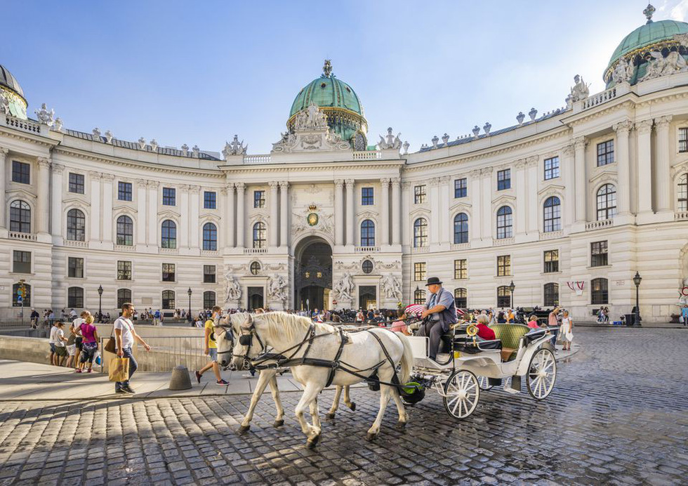 Lâu đài hình vòng cung độc đáo ở Vienna.