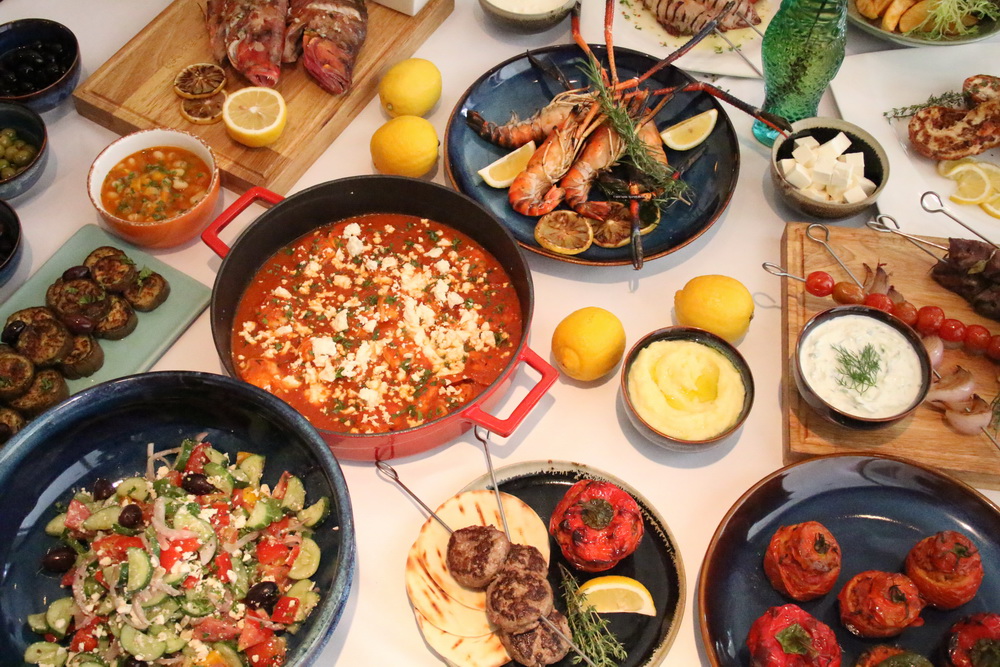 Các loại gia vị được dùng trong những món ăn Hy Lạp có nguồn gốc từ khắp mọi nơi trên thế giới.