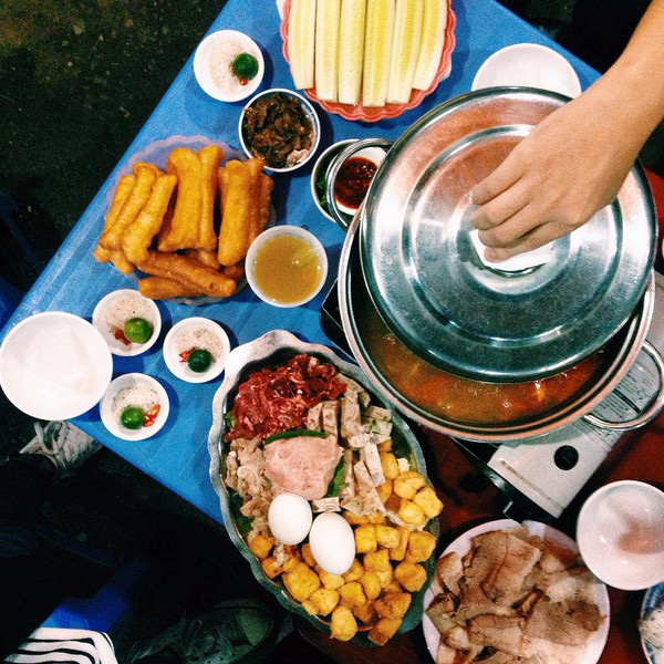 Điểm danh 10 con phố ẩm thực Hà Nội nhiều món ngon nức tiếng, được lòng hội sành ăn - Ảnh 1