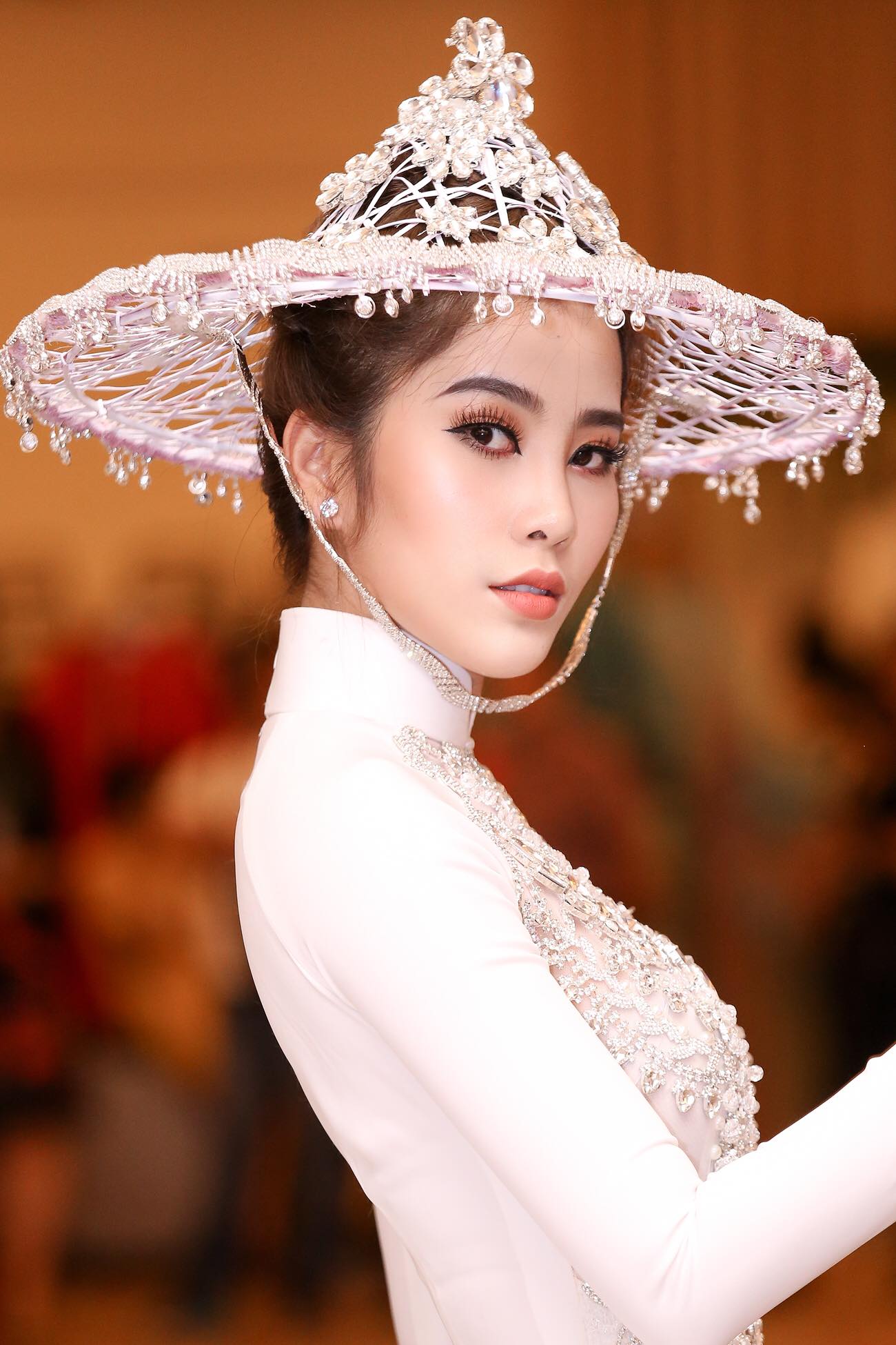 Nam Em là ai? Người đẹp Việt đầu tiên lọt Top 8 Miss Earth, sự nghiệp xuống dốc vì Trường Giang - Ảnh 12