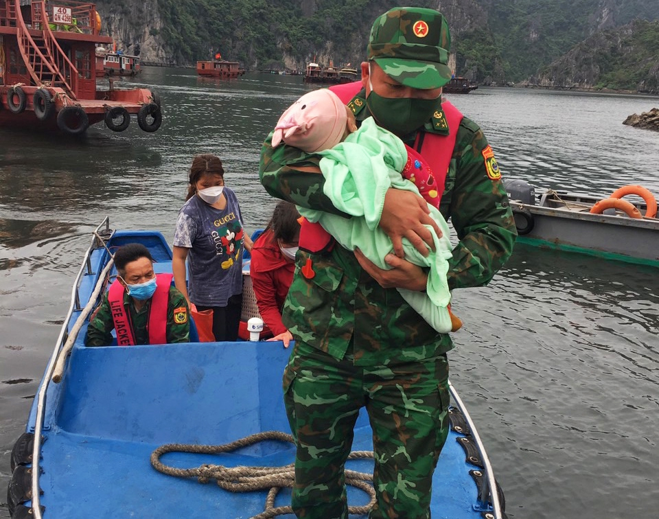 Bé gái 1 tuổi bị rơi xuống biển ở Quảng Ninh được cứu sống thần kỳ sau gần 1 tiếng  - Ảnh 1
