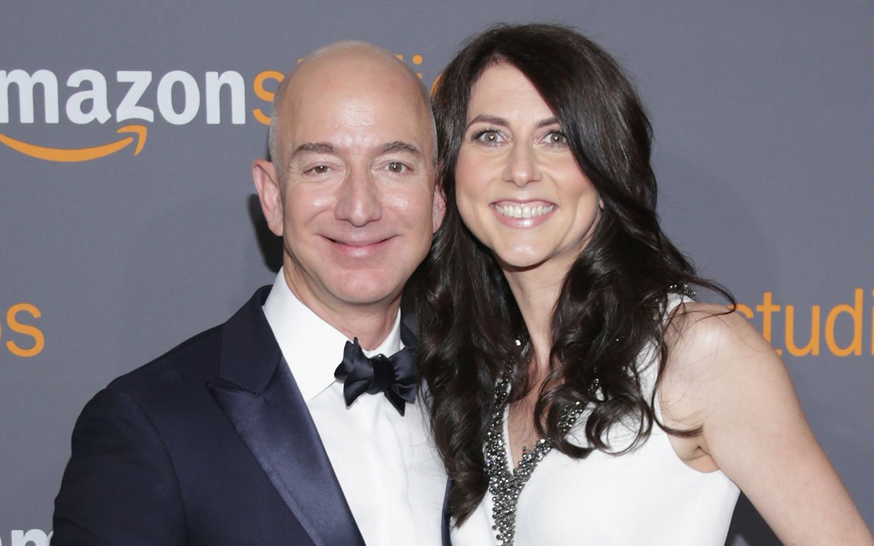 Jeff Bezos và vợ cũ thời mặn nồng.