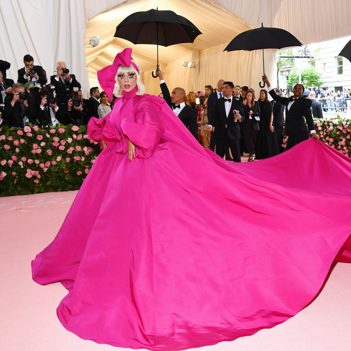 Lady Gaga còn thay đến bốn bộ trang phục trong vòng 16 phút. Cô thản nhiên cởi hết lớp này đến lớp khác để lộ một bộ trang phục mới toanh ẩn phía trong mỗi lần rải bước trên thảm đỏ.