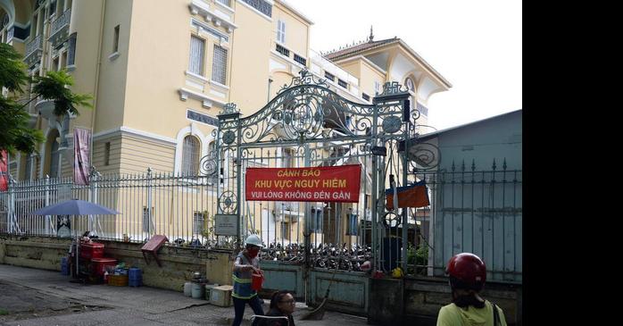 Tường rào phía đường Lê Thị Hồng Gấm bị nghiêng ra ngoài, bảo tàng phải treo bảng cảnh báo nguy hiểm 