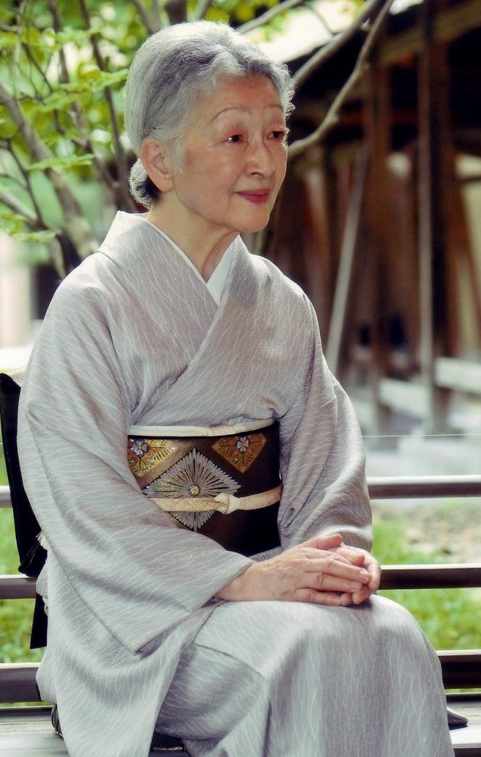 Thái hậu Michiko luôn ưu ái trang phục tông màu trung tính. Ngoài ra, bà cũng yêu thích phong cách trang điểm nhẹ nhàng